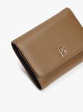 Καφέ Hilfiger Icon Tρίπτυχο Πορτοφόλι Με Μονόγραμμα TH  Γυναίκες