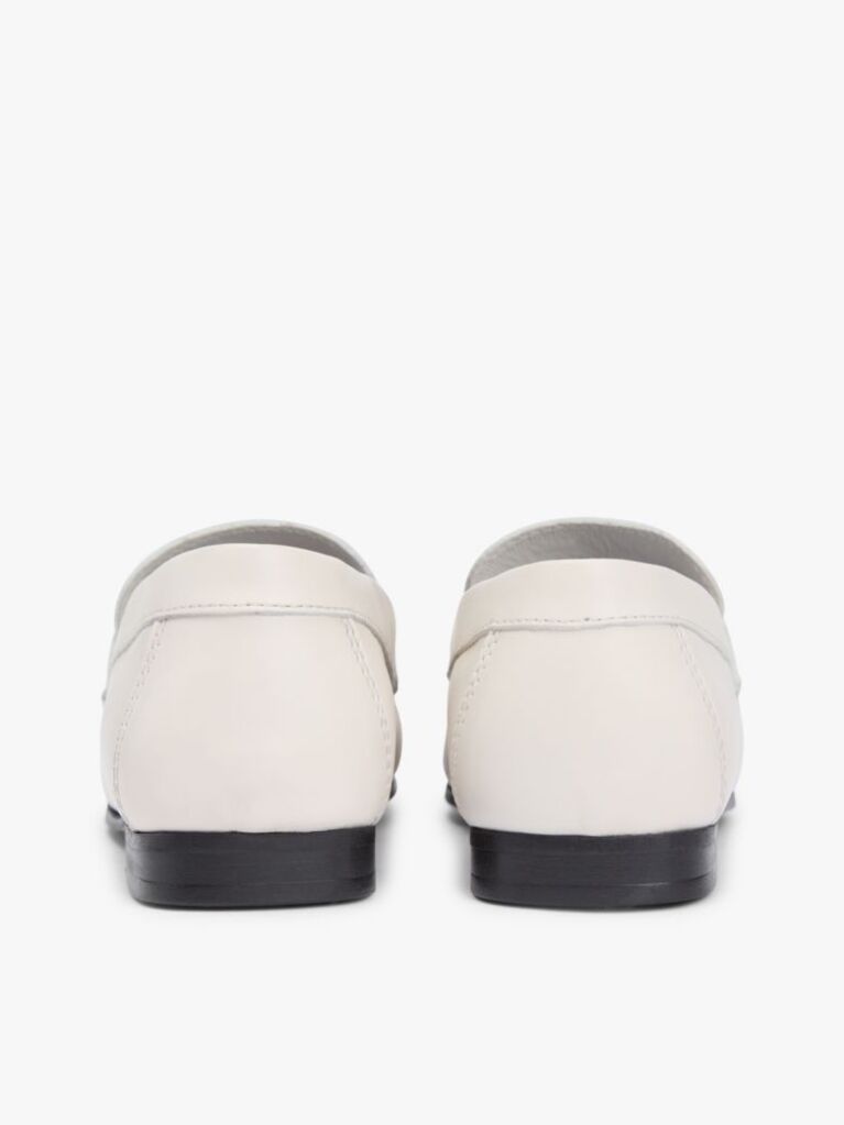 Μπεζ TH Monogram Δερμάτινα Loafers Με Διακοσμητική Αλυσίδα  Γυναίκες