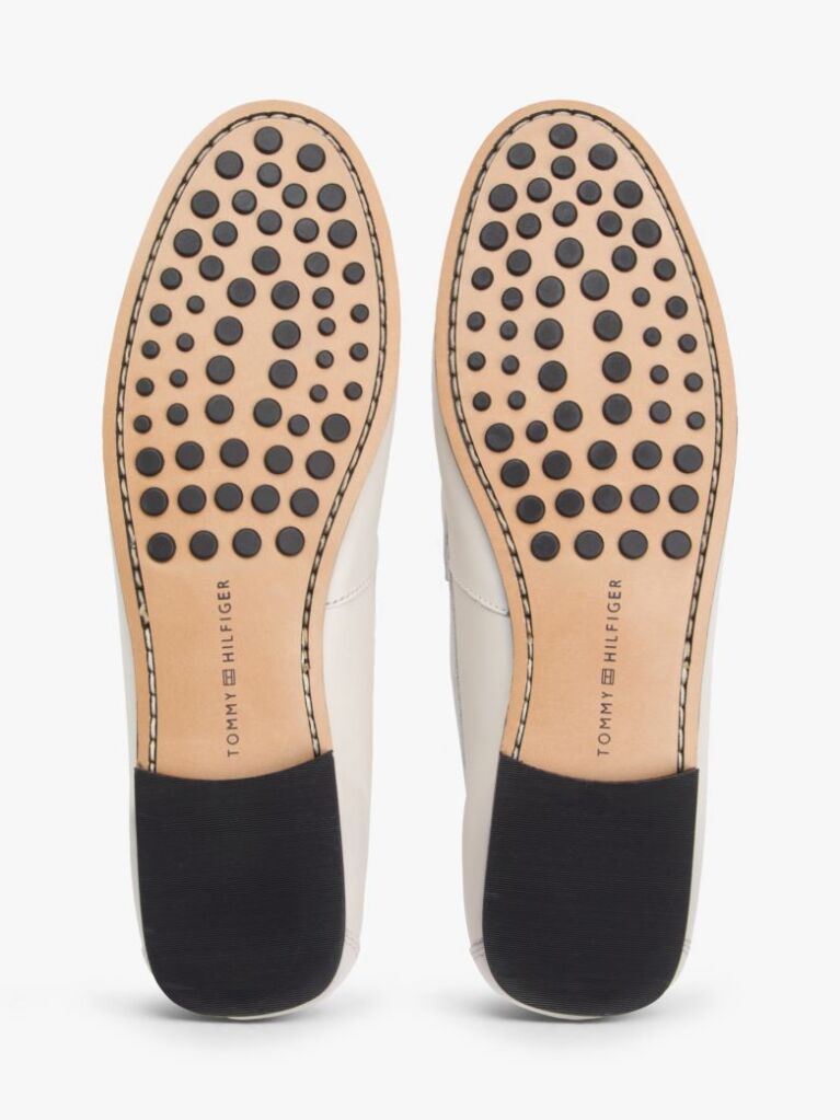 Μπεζ TH Monogram Δερμάτινα Loafers Με Διακοσμητική Αλυσίδα  Γυναίκες