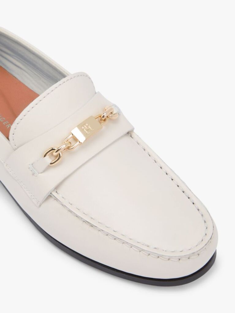 Μπεζ TH Monogram Δερμάτινα Loafers Με Διακοσμητική Αλυσίδα  Γυναίκες